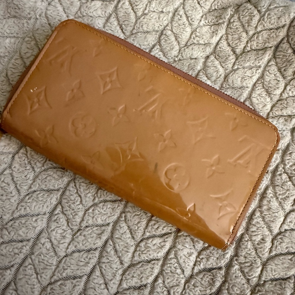 Louis Vuitton Vernis Zippy Wallet - tan Beige